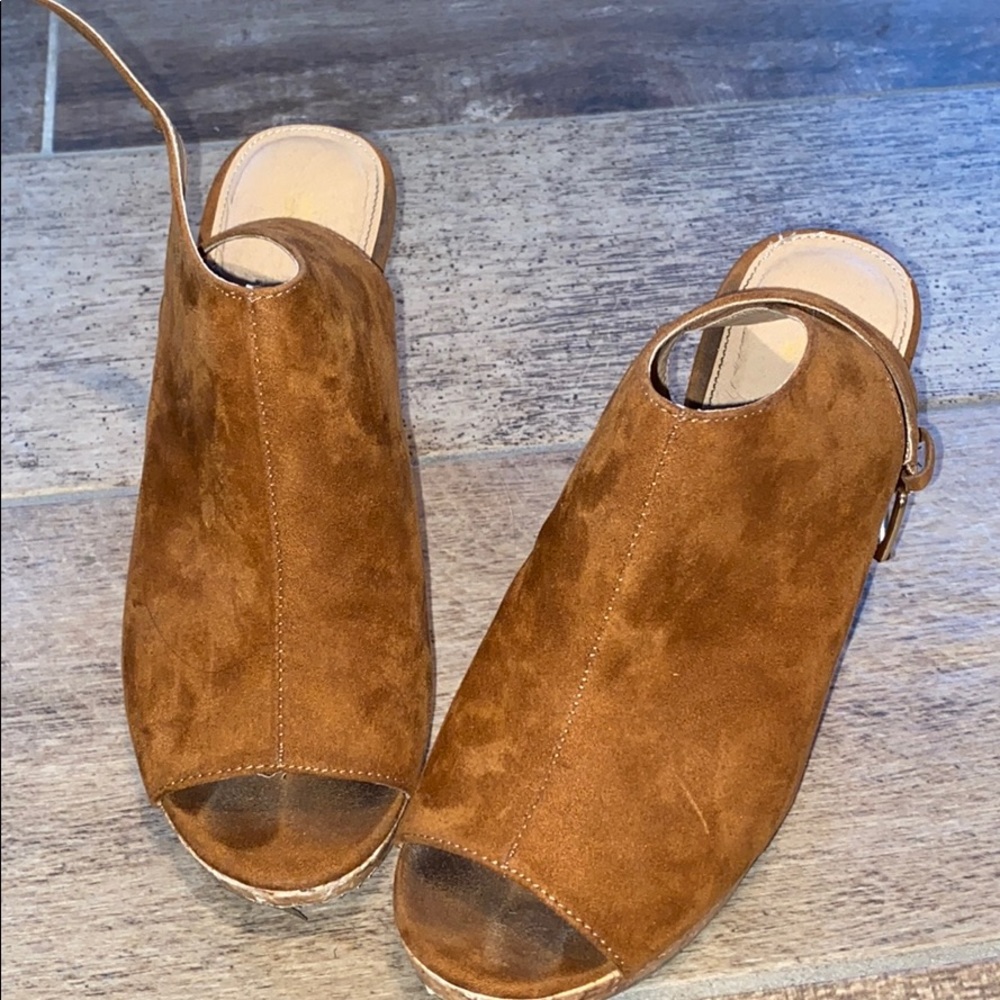 TAN WEDGE SANDALS